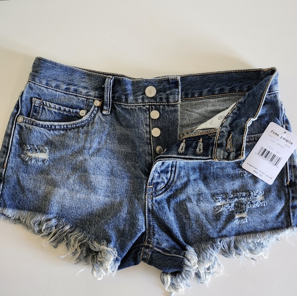 NWT Free People Loving Good Vibrations Denim Cutoff Shorts in Mid Indigo size 25 - Picture 4 of 7